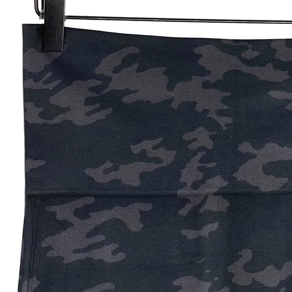 Spanx Leggings Large Seamless Tummy Control Shaping Smoothing Camo Look at Me - Picture 3 of 9